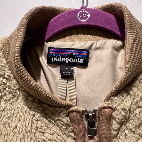 Patagonia women’s size medium bomber jacket. - Picture 2 of 4